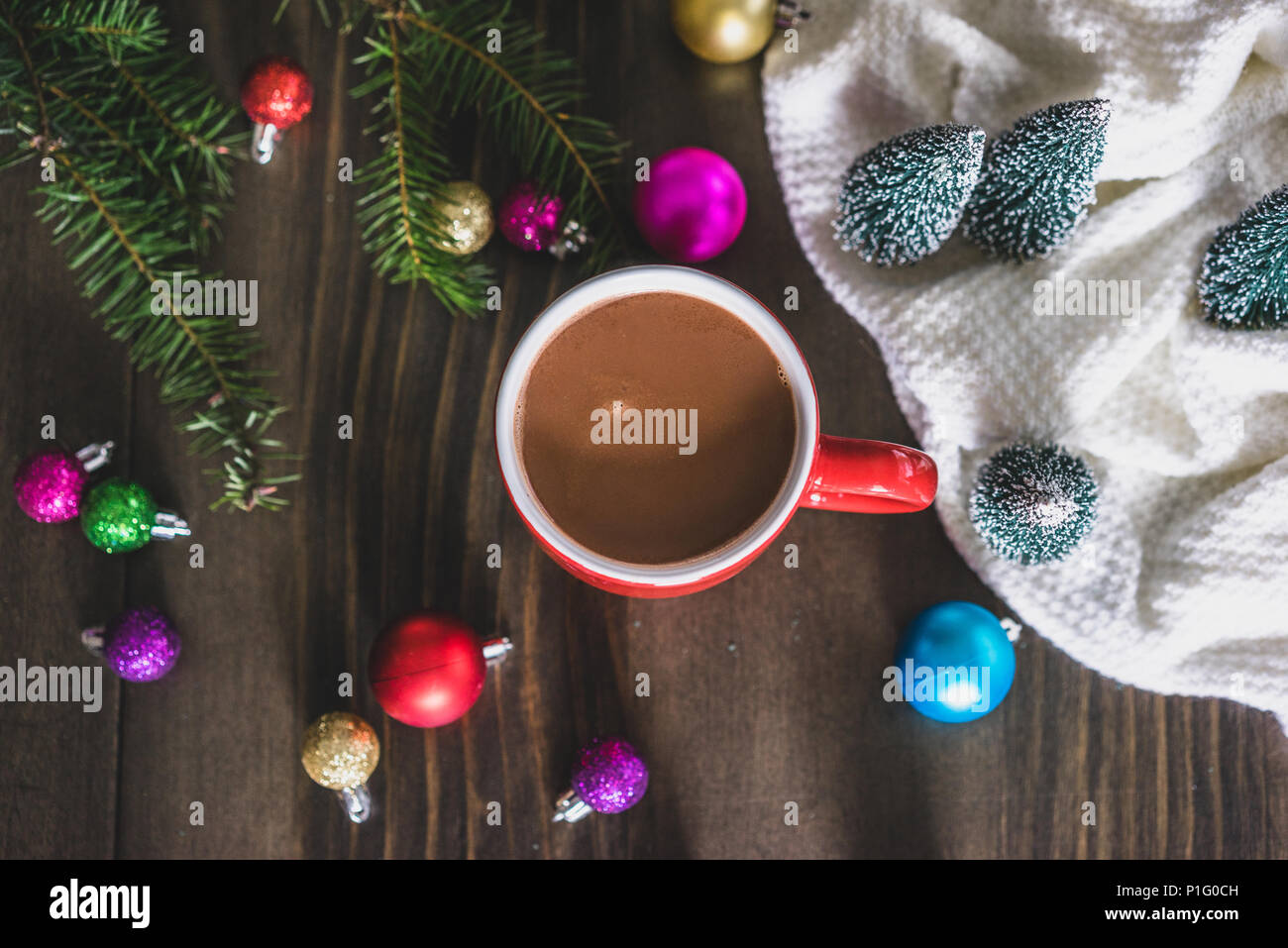 Cioccolata calda con decorazioni di Natale Foto Stock