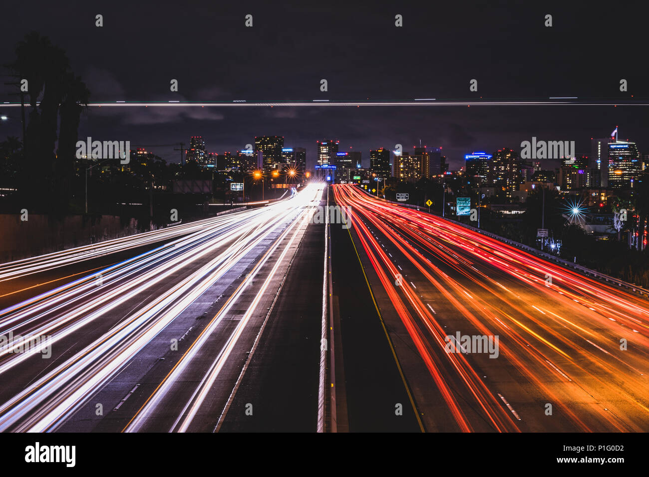 Il traffico nella città di notte Foto Stock