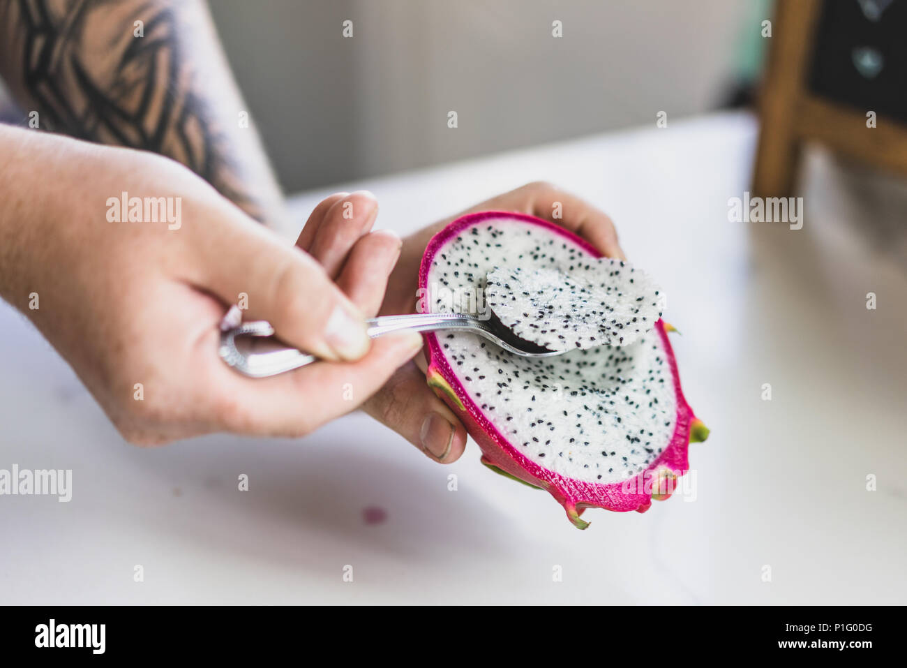 Persona che mangia un dragonfruit Foto Stock
