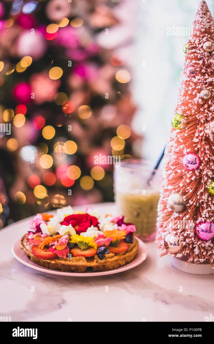 Waffle e matcha su una tabella con colorate decorazioni di Natale Foto Stock