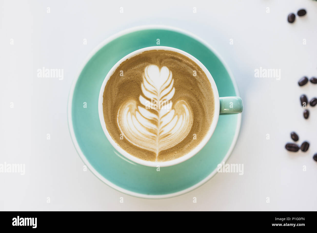 Overhead shot della tazza di caffè con latte art Foto Stock