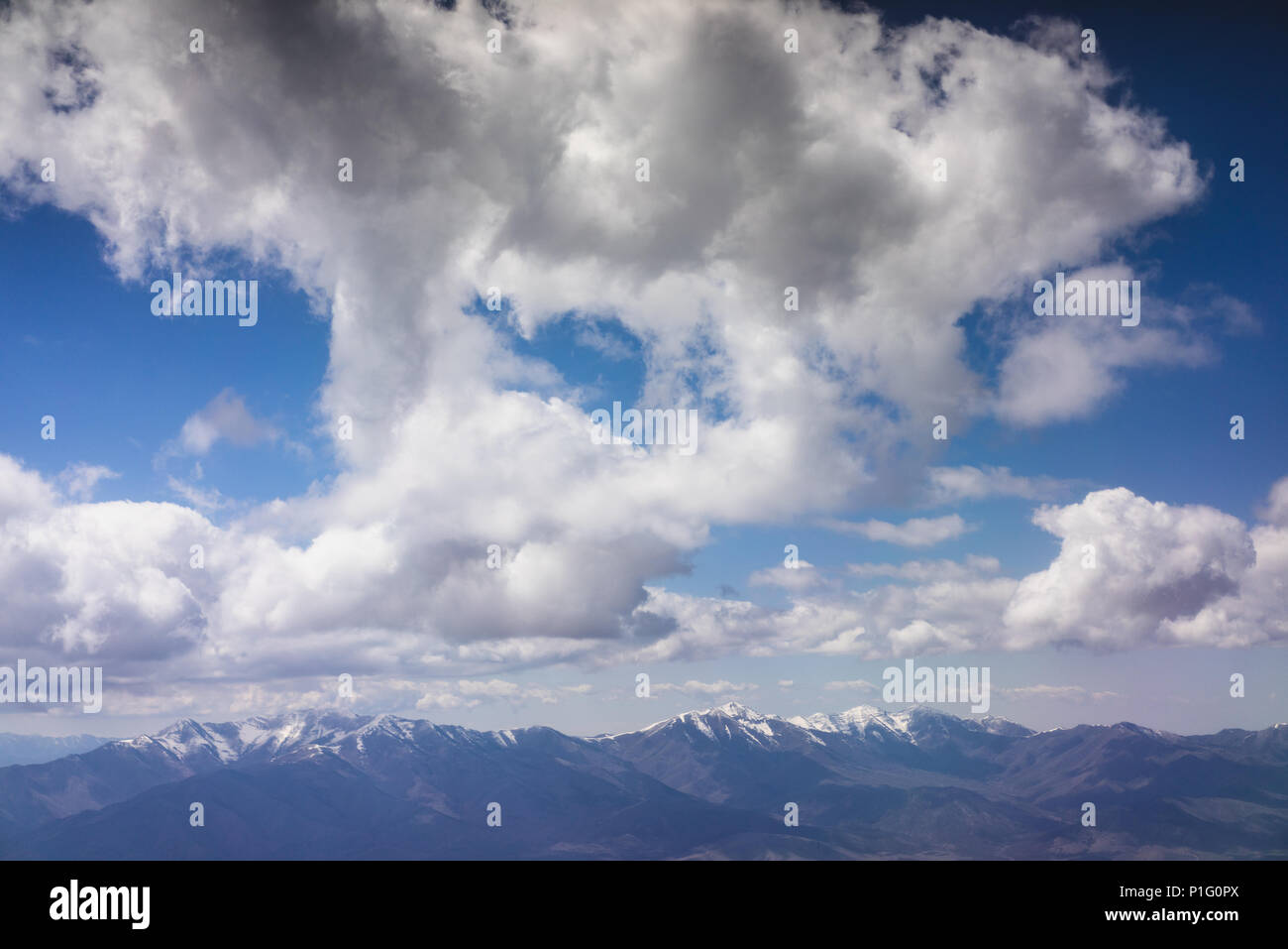 Nuvole e montagne tiro da un aereo finestra Foto Stock