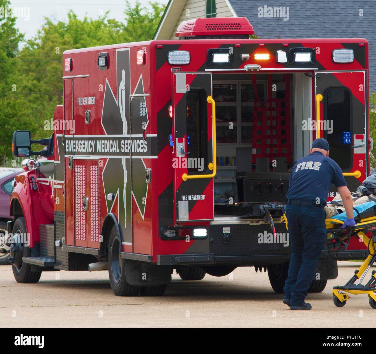BOSSIER CITY, LA., Stati Uniti d'America - 10 Aprile 2017: Un EMT si prepara a porre il paziente in una ambulanza. Foto Stock