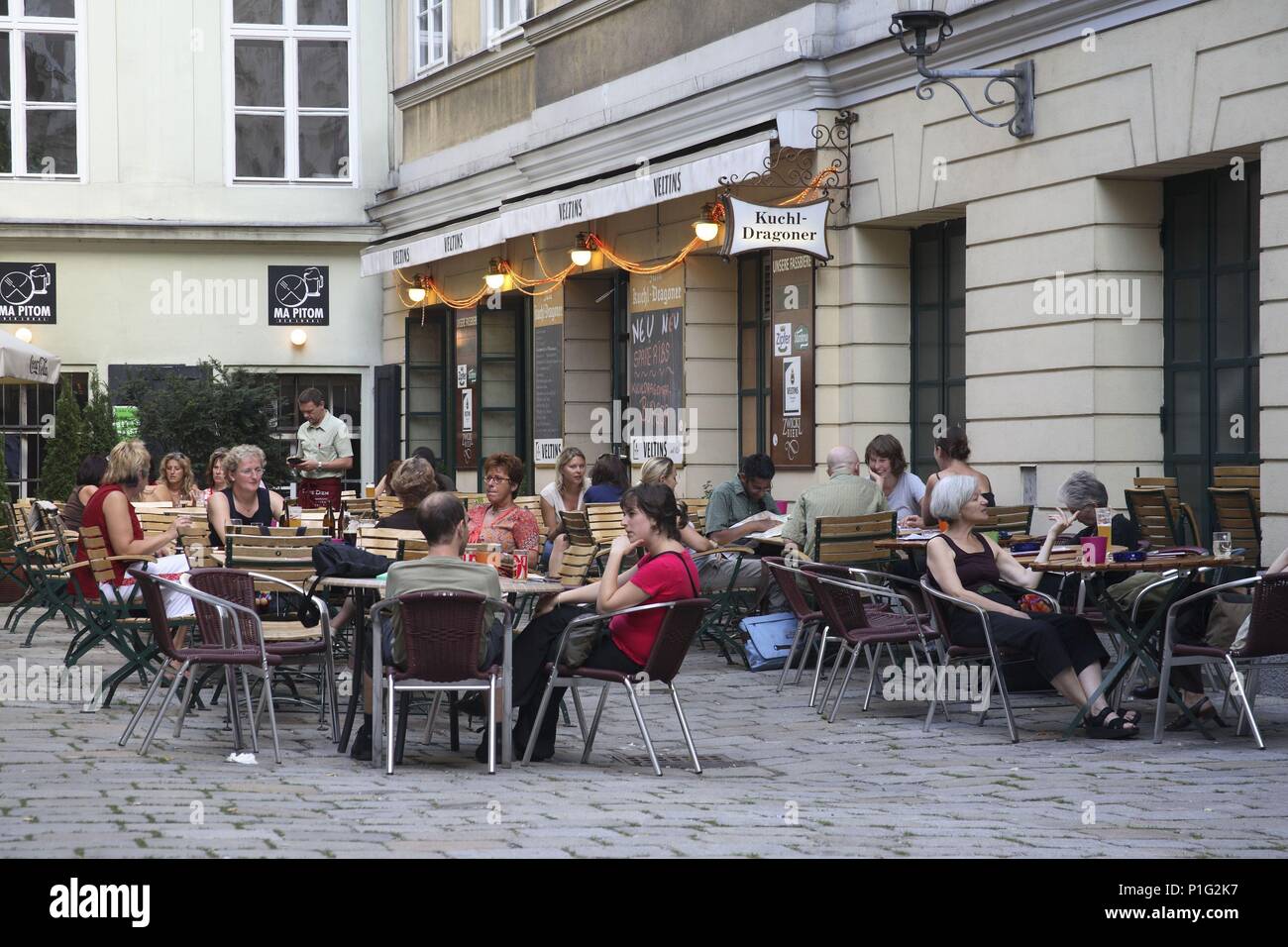 . Viena / Wien; cualquier Rincón de la ciudad se presta una condivisione mesa bebida y; aquí placeta junto a la Ruprechtskirche (Iglesia de Roberto). Foto Stock