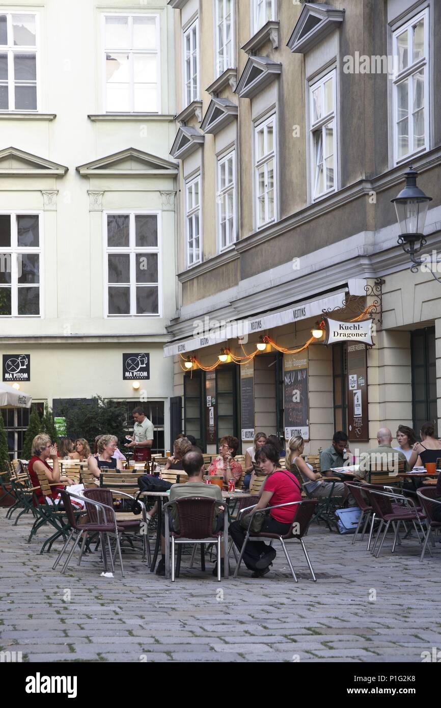 . Viena / Wien; cualquier Rincón de la ciudad se presta una condivisione mesa bebida y; aquí placeta junto a la Ruprechtskirche (Iglesia de Roberto). Foto Stock