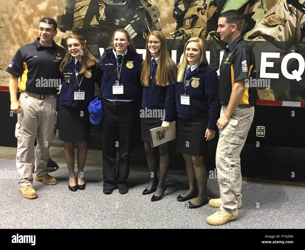 INDIANAPOLIS, ind. - Due esercito 2016 atleti olimpionici Sgt. 1. Classe Josh Richmond, destra e SPC. Dan Lowe, sinistra, DA PARTE DEGLI STATI UNITI Esercito di unità di precisione di tiro (USAMU), posare per le foto con i partecipanti della 89i futuri agricoltori d'America (FFA) Convenzione e Expo presso il Centro Congressi dell'Indiana Ott. 19-22, 2016. Richmond gareggiato nella sua seconda consecutiva Olimpiadi nel fucile double trap evento, mentre Lowe era una prima volta Olympian a Rio, gareggiando in due eventi- air rifle e tre posizioni del fucile. (U.S. Esercito foto di Sgt. 1. Classe Giulio Clayton/rilasciato) Foto Stock