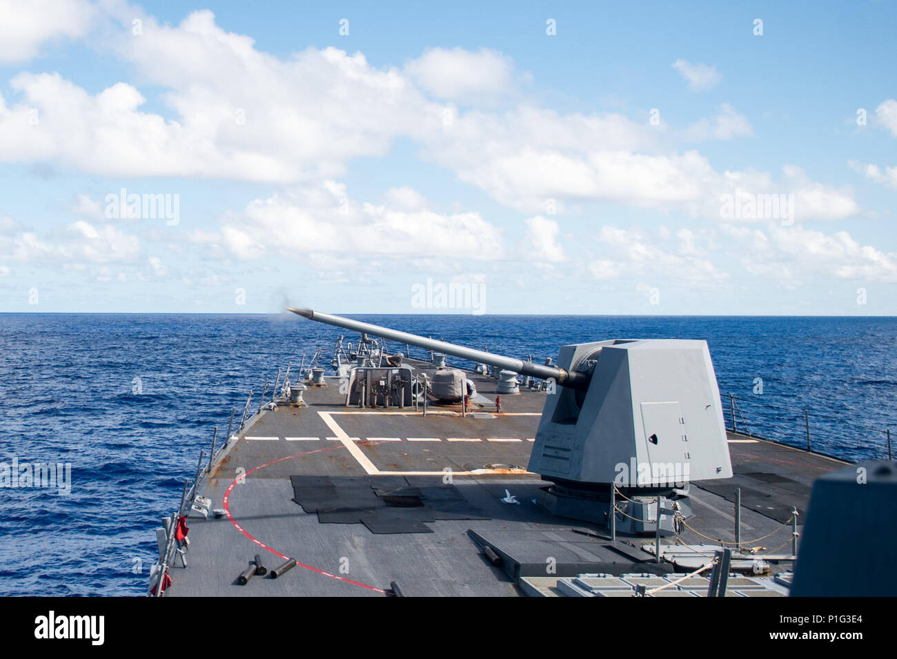 161026-N-NT265-244 Mare delle Filippine (ott. 26, 2016) La distribuita Arleigh Burke-class guidato-missile destroyer USS McCampbell (DDG 85), incendi il suo MK45 da 5 pollici pistola durante un live-fire esercitazione. McCampbell è di pattuglia con un Carrier Strike gruppo cinque (CSG 5) di supporto di sicurezza e stabilità nella Indo-Asia-regione del Pacifico. (U.S. Navy foto di Sottufficiali di seconda classe Senyk cristiana/rilasciato) Foto Stock
