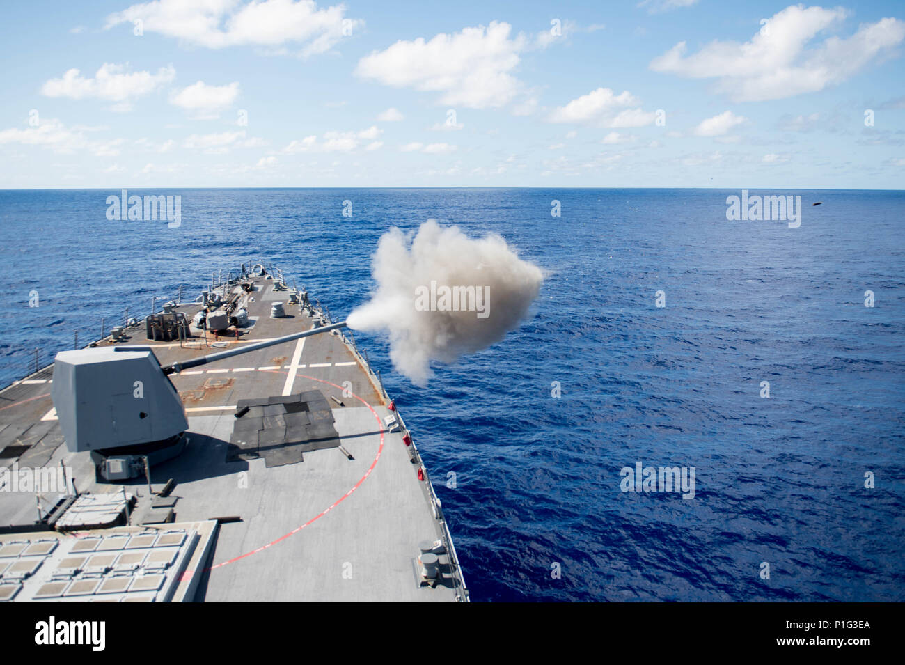 161026-N-NT265-405 Mare delle Filippine (ott. 26, 2016) La distribuita Arleigh Burke-class guidato-missile destroyer USS McCampbell (DDG 85), incendi il suo MK45 da 5 pollici pistola durante un live-fire esercitazione. McCampbell è di pattuglia con un Carrier Strike gruppo cinque (CSG 5) di supporto di sicurezza e stabilità nella Indo-Asia-regione del Pacifico. (U.S. Navy foto di Sottufficiali di seconda classe Senyk cristiana/rilasciato) Foto Stock