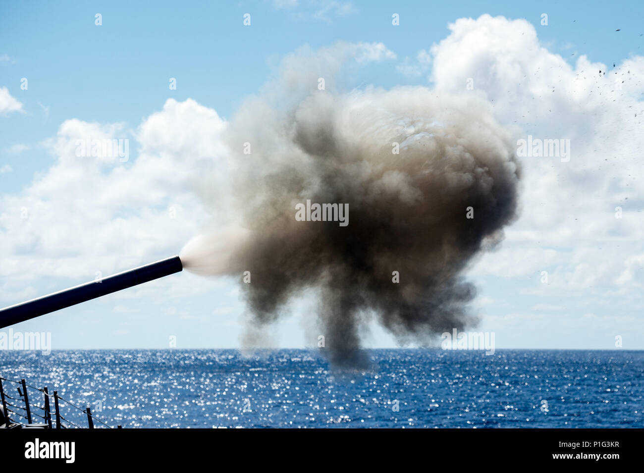 161026-N-NT265-768 Mare delle Filippine (ott. 26, 2016) La distribuita Arleigh Burke-class guidato-missile destroyer USS McCampbell (DDG 85), incendi il suo MK45 da 5 pollici pistola durante un live-fire esercitazione. McCampbell è di pattuglia con un Carrier Strike gruppo cinque (CSG 5) di supporto di sicurezza e stabilità nella Indo-Asia-regione del Pacifico. (U.S. Navy foto di Sottufficiali di seconda classe Senyk cristiana/rilasciato) Foto Stock