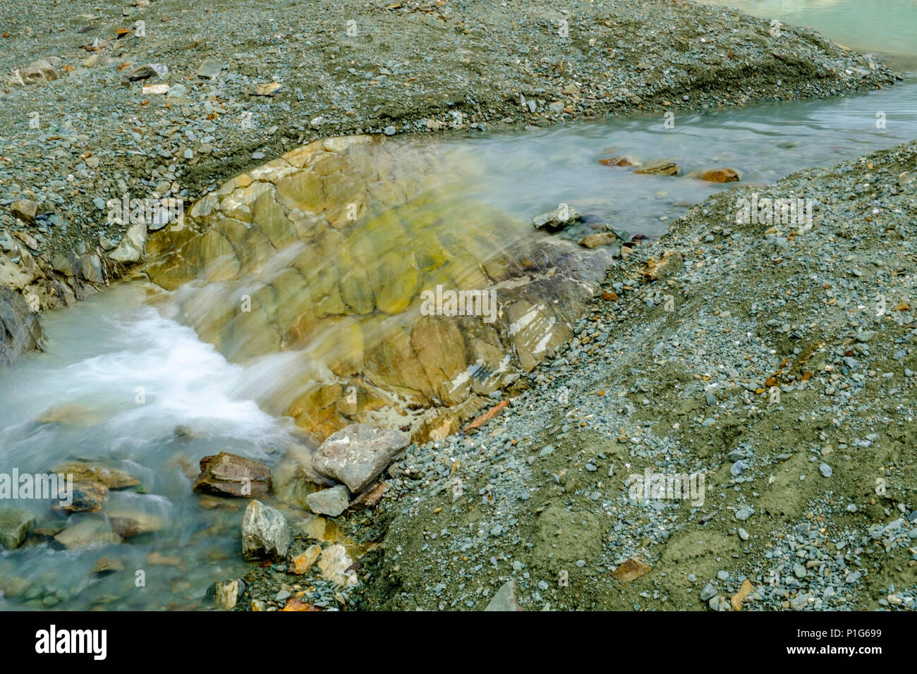 Alla Laguna de los Témpanos, l'acqua glaciale scende le rocce in piccoli ruscelli e passa attraverso piccole lagune. Foto Stock
