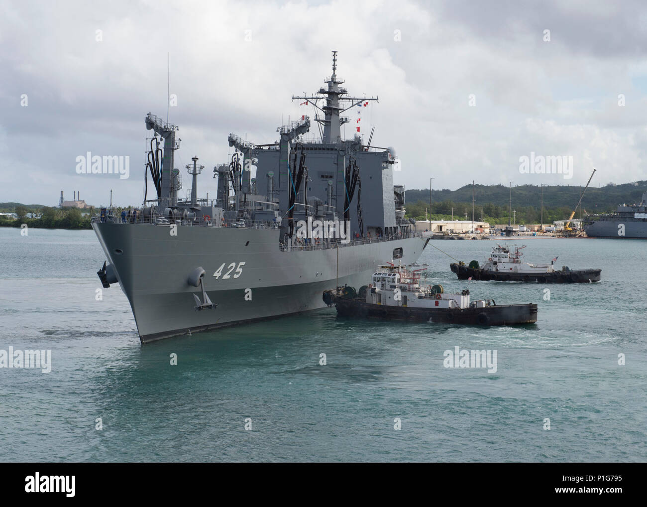 161101-N-ZK021-199 - Guam (nov. 1, 2016) Grande porto rimorchiatori assistere nave giapponese (JS) Mashu (AOE 425) si diparte Apra Harbor di partecipare in vivo spada 2017. Appassionato di spada 17 è un giunto e bilaterali di formazione sul campo di allenamento (FTX) tra gli Stati Uniti e le forze giapponesi intende aumentare la prontezza e l'interoperabilità nel quadro dell'U.S. - Giappone alliance. (U.S. Navy foto di Sottufficiali di prima classe Gervacio Nardel/rilasciato) Foto Stock