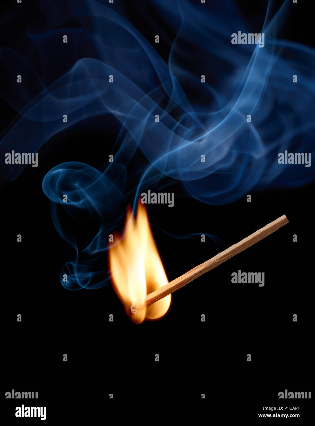 Matchstick con fiamme e fumo al momento del contatto Foto Stock
