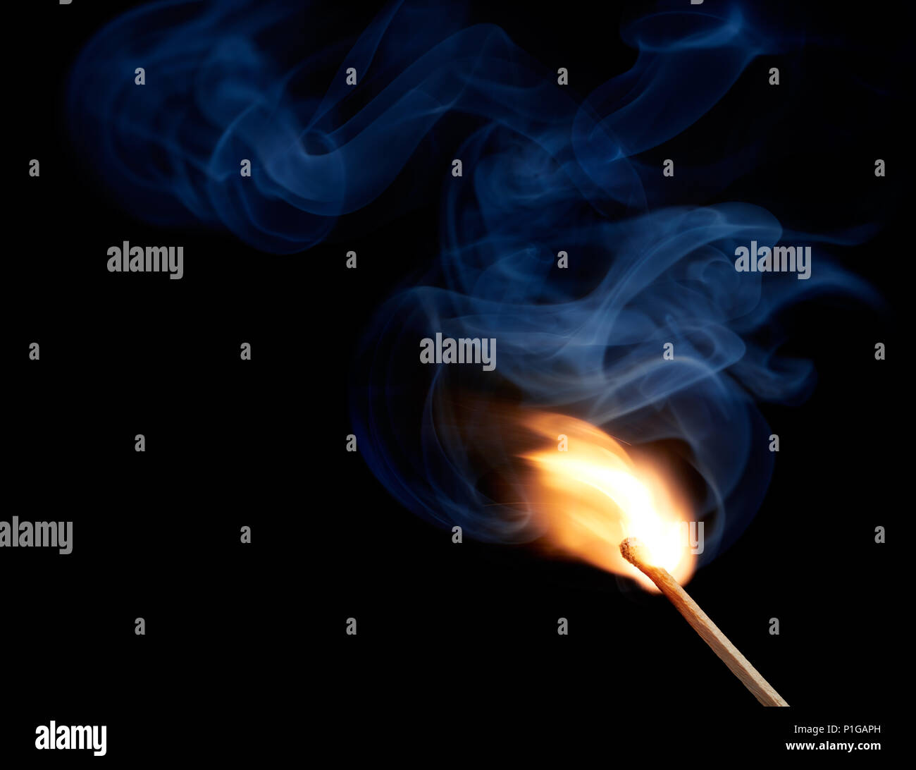 Match con fiamme e fumo al momento del contatto Foto Stock