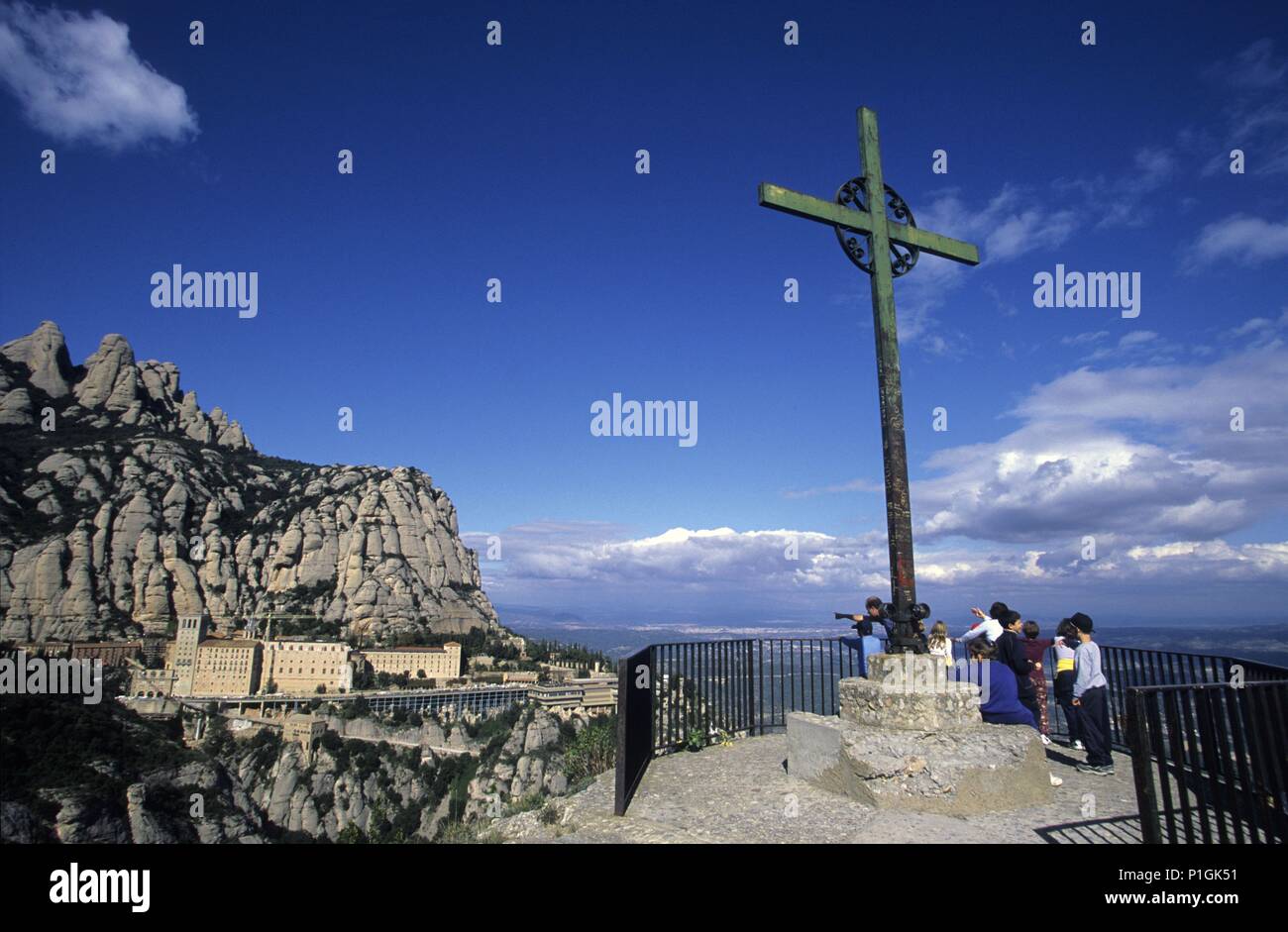 Bages: Montserrat, vista de monasterio y Montaña desde camino una Ermita de Sant Miquel (Cruz). Foto Stock