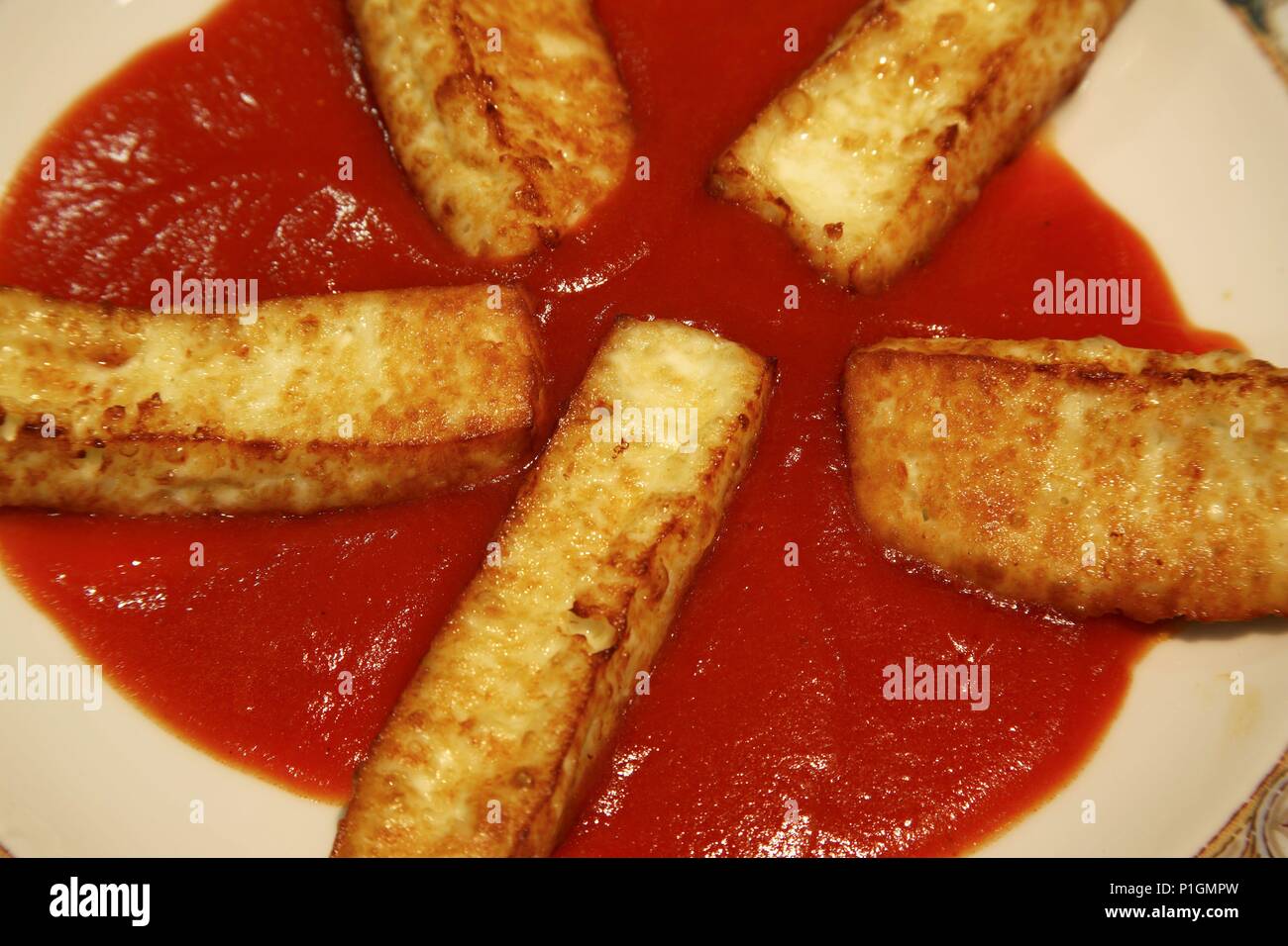 Spagna - El Altiplano (distretto) - Murcia. Yecla; Plato de "queso frito" con tomate plato tradicional de la región. Foto Stock