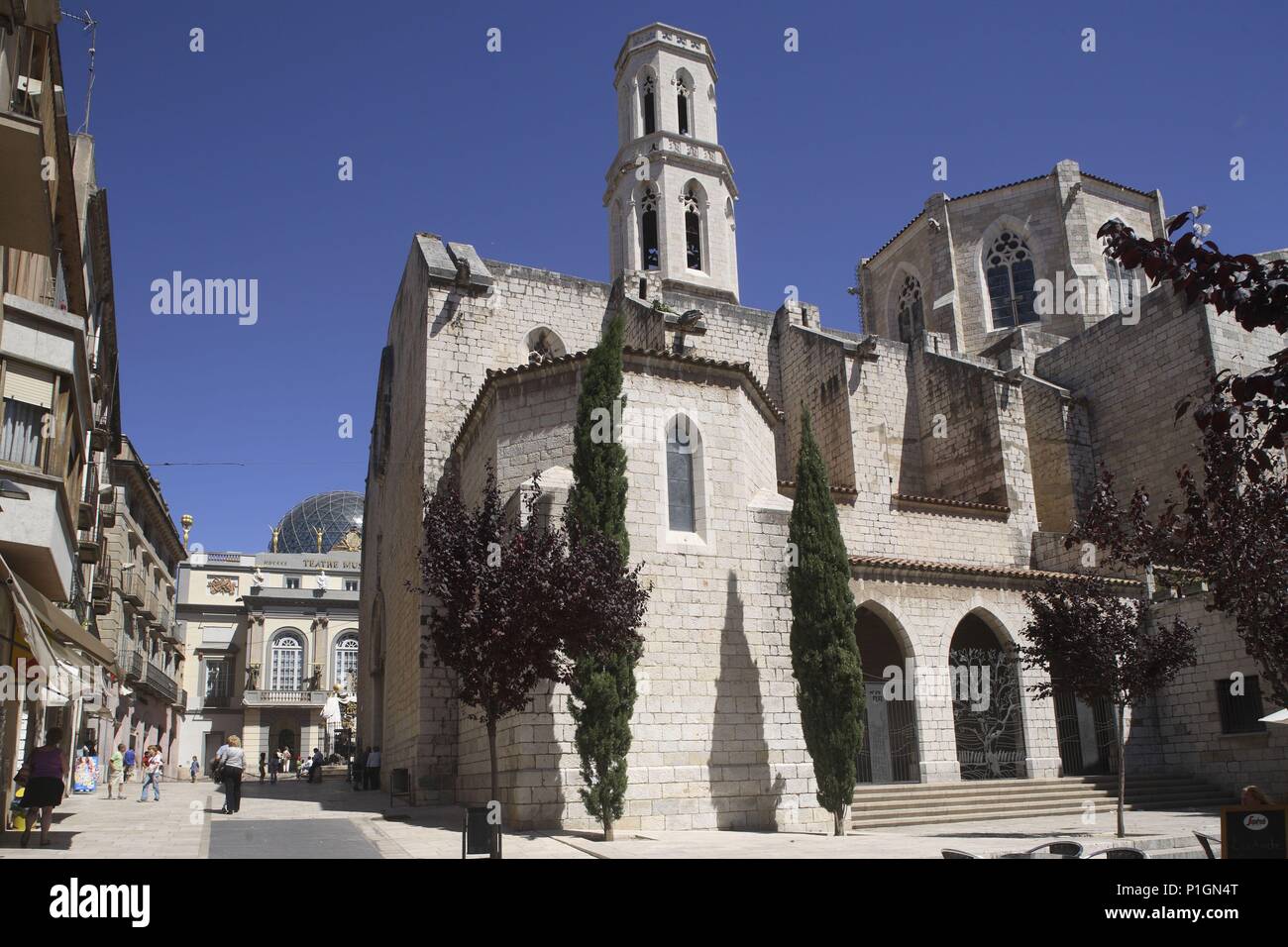 Spagna - Catalogna - Alt Empordá (distretto) - Gerona. Figueres; Iglesia / Esglesia de Sant Pere y al fondo Museo de Dalí. Foto Stock