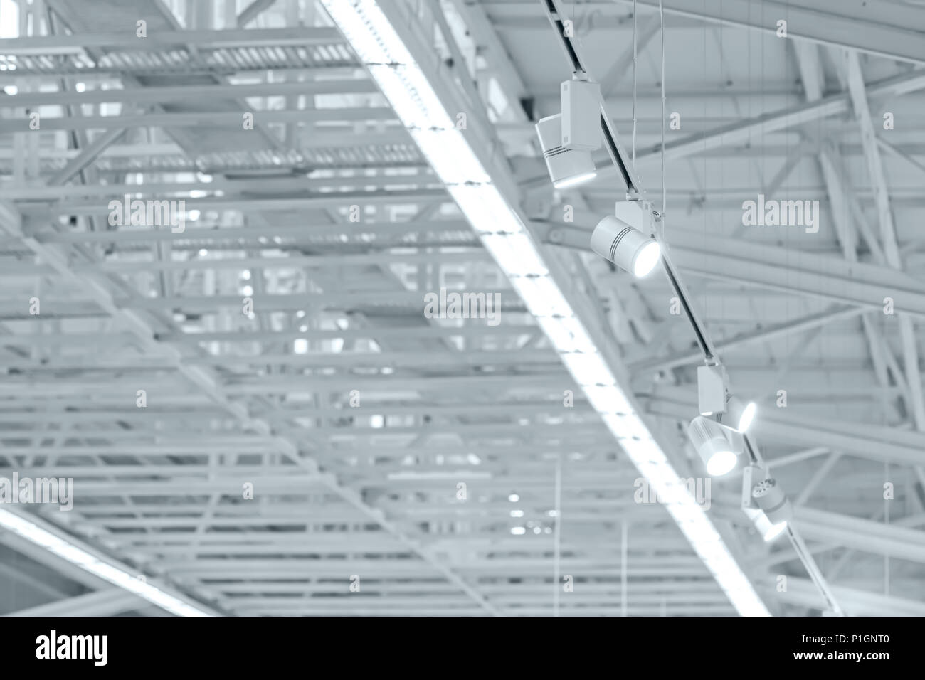 Struttura Telaio in acciaio di metallo tetto industriale con lucernari ed esposizioni di attrezzatura di illuminazione Foto Stock
