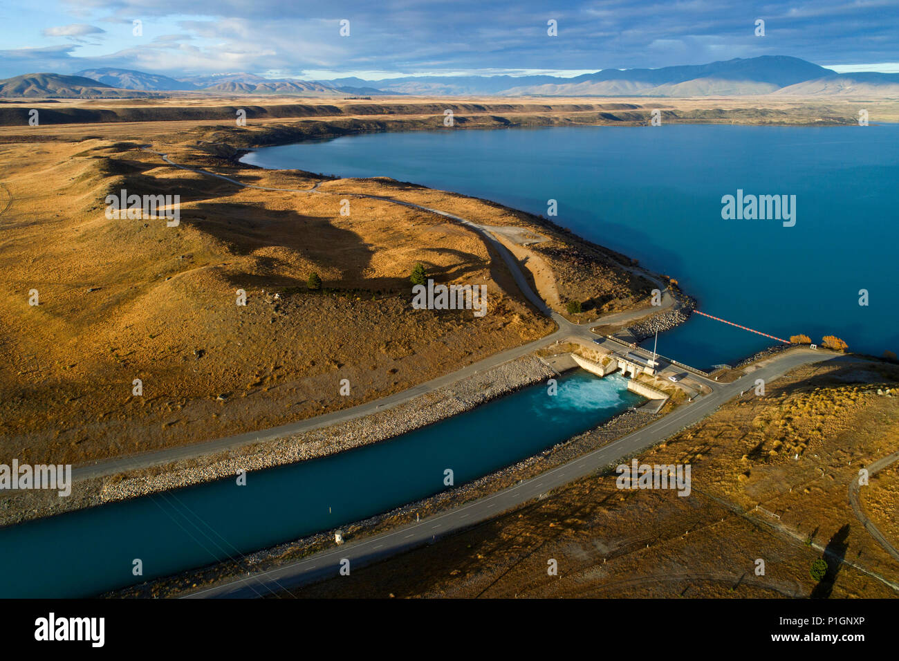 Il lago di Ohau, e l'uscita di Ohau Canal, vicino a Twizel, Mackenzie Country, Canterbury, South Island, in Nuova Zelanda - antenna fuco Foto Stock