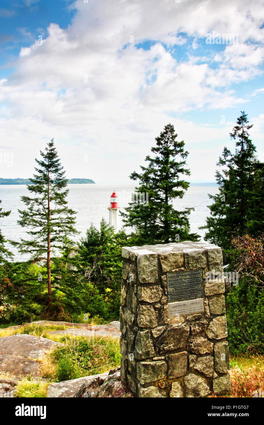 Il punto storico Atkinson Faro è stato costruito nel 1914 si affaccia su Burrard ingresso in West Vancouver, Canada. È sia un sito del Patrimonio Mondiale e un N Foto Stock