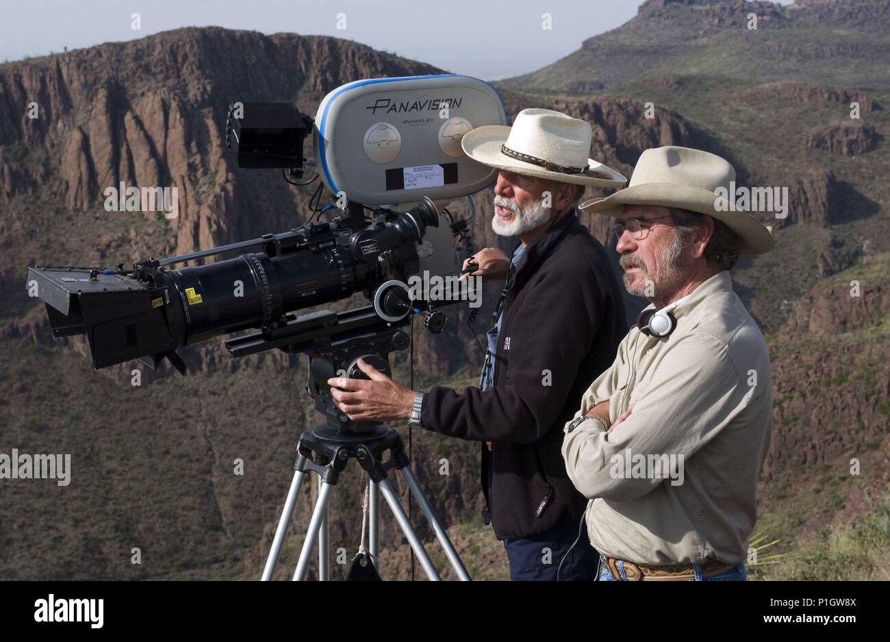 Pellicola originale titolo: tre sepolture di MELQUIADES ESTRADA, i. Titolo inglese: tre sepolture di MELQUIADES ESTRADA, i. Regista: Tommy Lee Jones. Anno: 2005. Stelle: Tommy Lee Jones; CHRIS MENGES. Credito: Sony Pictures Classics / Album Foto Stock