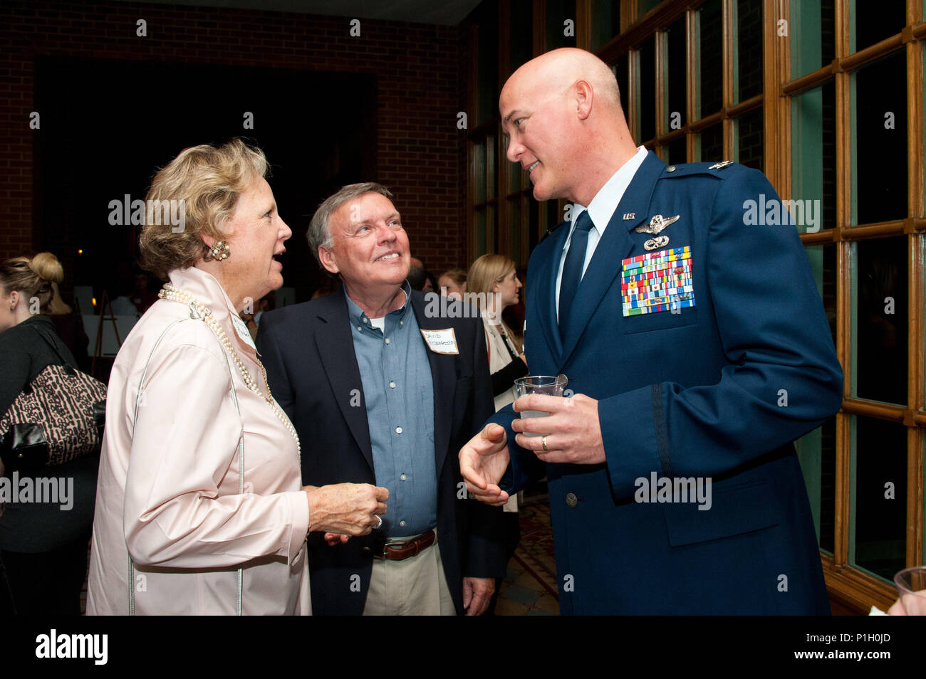 Montgomery, Ala. - Gli ospiti si mescolano all'accoglienza VIP per la XIV annuale di Alabama Dance Theatre (ADT) apprezzamento militare notte all'Alabama Shakespeare Festival, 27 ottobre 2016. Famiglie militari dalla regione del fiume sono stati invitati a partecipare a una delle prestazioni speciali di 'Dracula.' ADT è nel suo trentesimo anno di prestazioni. (US Air Force foto di Melanie Rodgers Cox/rilasciato) Foto Stock