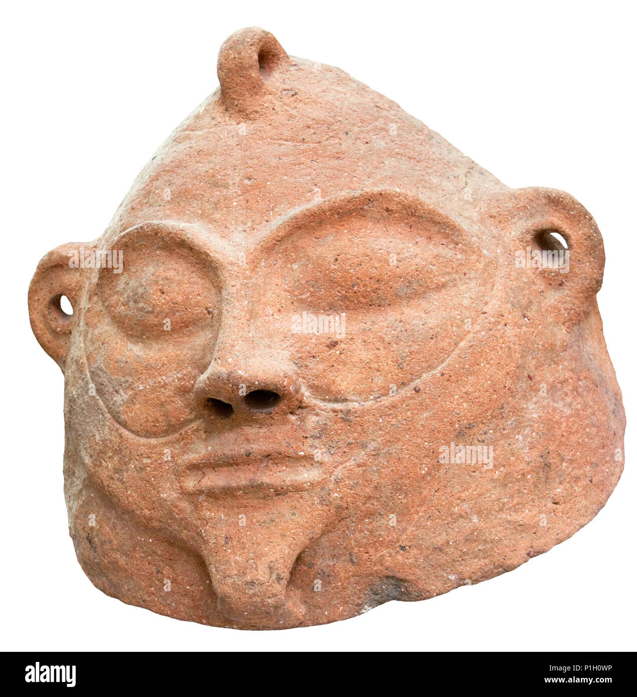 Tradizionale maschera di argilla risalenti all età del ferro 900-500 BC, isolato su bianco Foto Stock