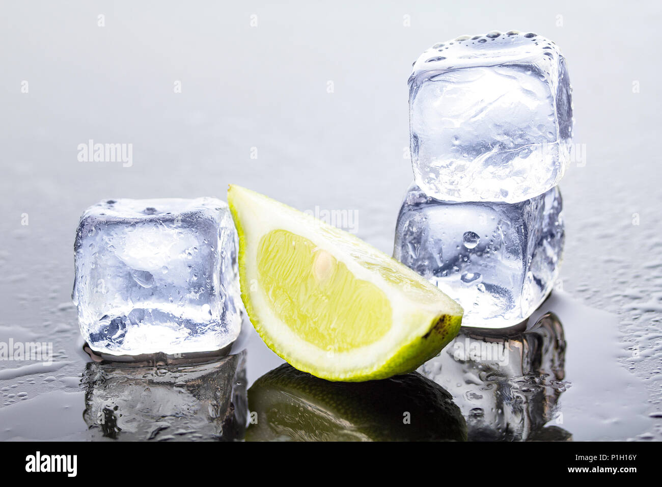 Cocktail colorati in bicchiere di vetro con ghiaccio Foto Stock