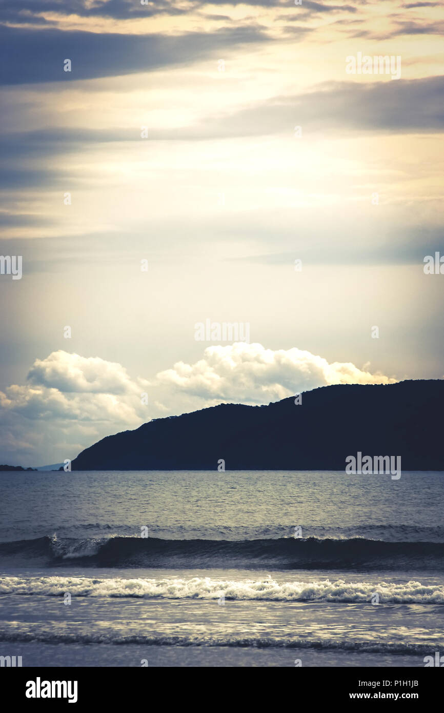 Immagine di panorama di Kapiti Island, in basso sulla costa ovest della Nuova Zelanda, nel tardo pomeriggio Foto Stock