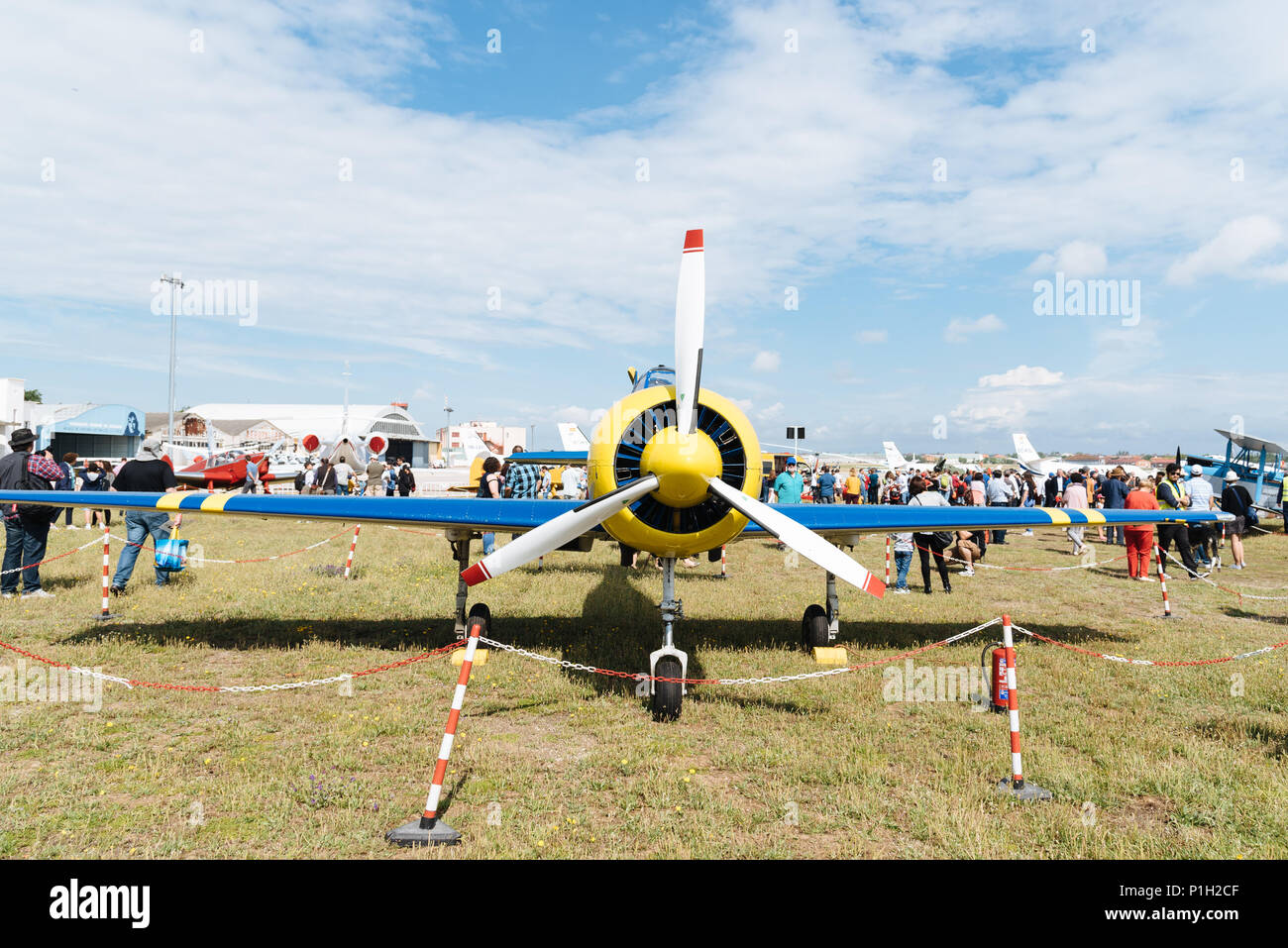 Madrid, Spagna - 3 Giugno 2018: Yak 52 Russo velivolo acrobatico durante air show della storica collezione aerei a Cuatro Vientos airport Foto Stock