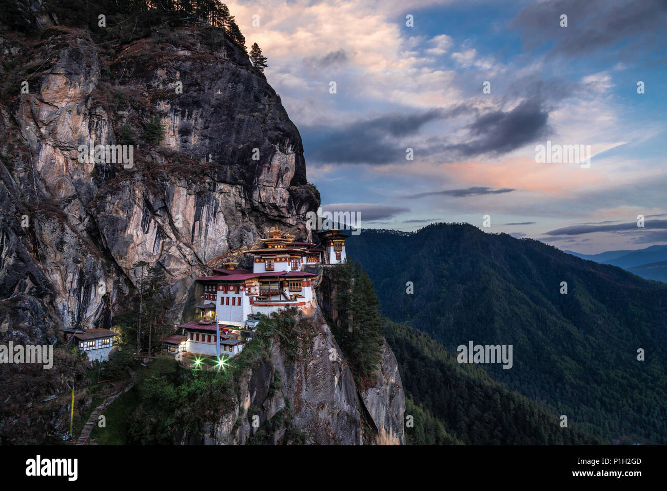 Il famoso Tiger's Nest monastero di Paro Taktsang al tramonto in Bhutan Foto Stock