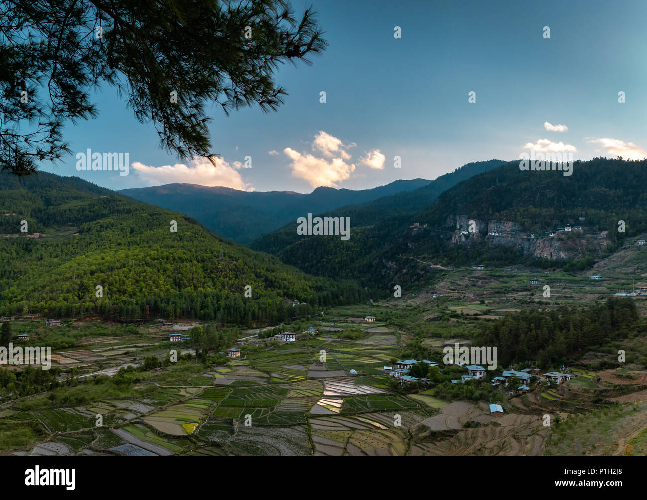 Vista panoramica di Paro Taktsang Village e il famoso Tiger's Nest monastero è anche visibile in alto a destra Foto Stock