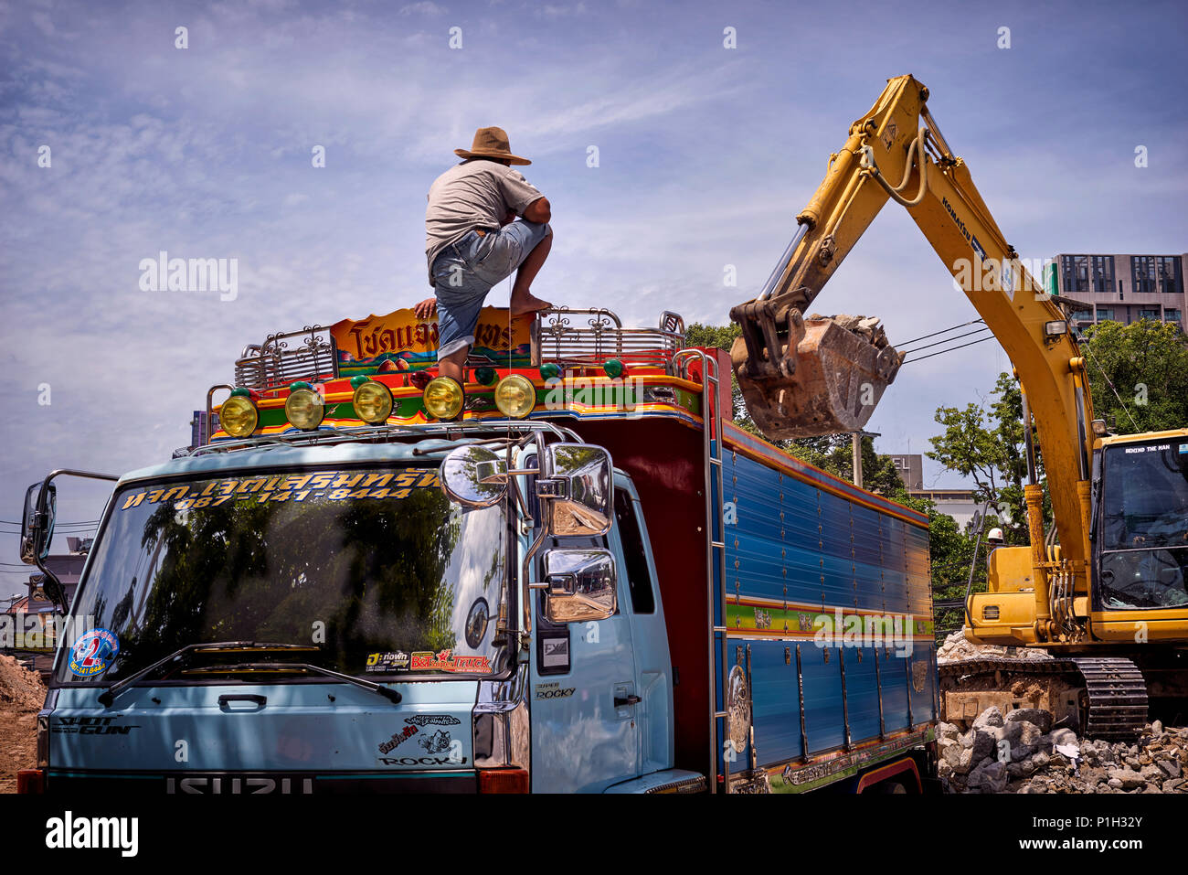 Scavo del retroescavatore veicolo carico su una Thailandia sito di costruzione Foto Stock