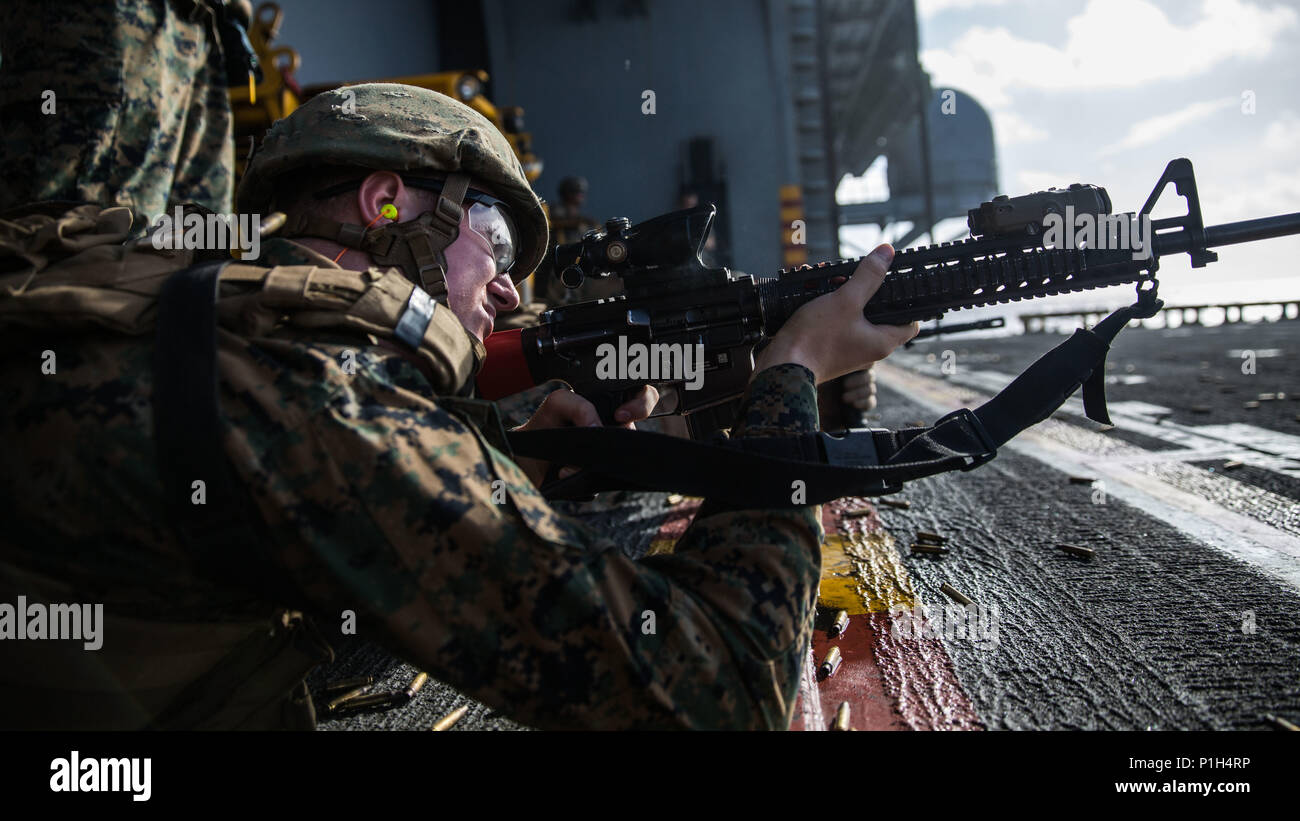 USS MAKIN ISLAND, Oceano Pacifico (30 ottobre 2016) - Un Marine con l'undicesimo Marine Expeditionary Unit effettua un battlesight zero sulla sua M16A4 service fucile dall'hangar bay della USS Makin Island (LHD 8), mentre a galla nell'Oceano Pacifico, 30 ottobre 2016. Prima di condurre ulteriori live-operazioni antincendio è fondamentale per ottenere un accurato battlesight zero per garantire che il fucile, ottica e laser a infrarossi sono a vista in assetto di lavoro corretto e allineamento. (US Marine Corps photo by Lance Cpl. Devan K. Gowans/rilasciato) Foto Stock