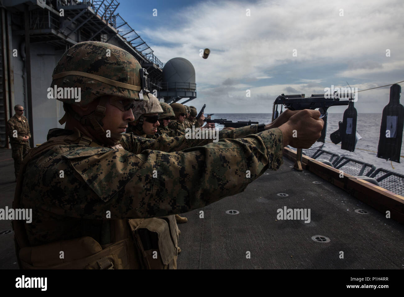 USS MAKIN ISLAND, Oceano Pacifico (30 ottobre 2016) - Marines con xi Marine Expeditionary Unit fuoco loro M9 pistole di servizio durante un live-Incendio campo condotti a bordo della USS Makin Island (LHD 8), mentre a galla nell'Oceano Pacifico, Ottobre 30, 2016. Dopo aver ottenuto un accurato battlesight zero con loro M16A4 e M4A1 service fucili a canna rigata, i Marines condotta pistola formazione e combattere la precisione di tiro, che ha permesso loro di perfezionare le loro competenze in metodi come disegno rapidamente e in modo preciso la cottura, seguita dal ricaricare correttamente e in custodia di loro Sidearm orrendo. La gamma è stata condotta una Foto Stock