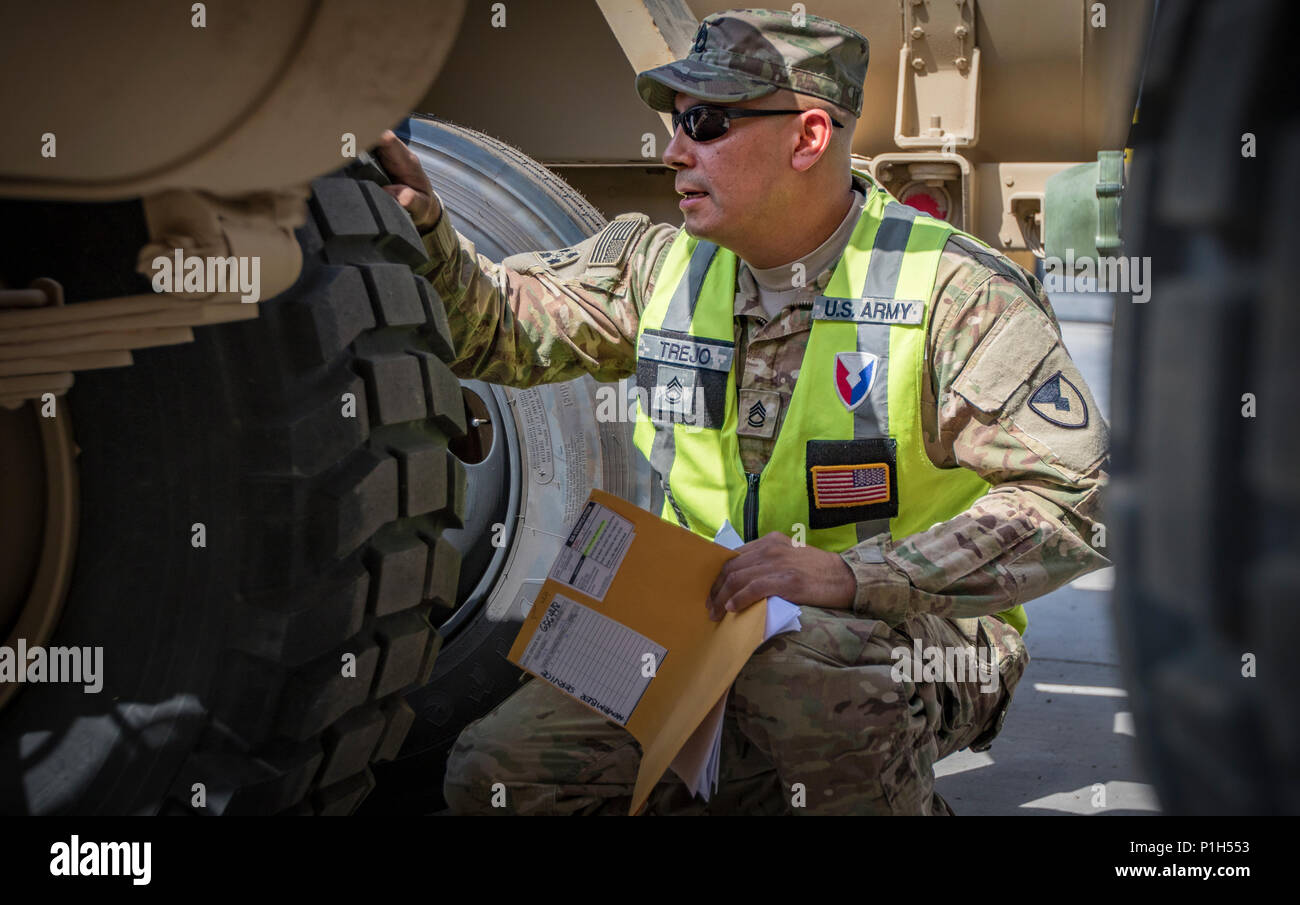 Sgt. 1. Classe Christopher Trejo, una garanzia di qualità il soldato di manutenzione per la 401 del campo dell'esercito brigata di supporto, controlla il lavoro di un imprenditore ott. 21, 2016 a Camp Arifjan in Kuwait. Militari sorvegliano il lavoro di oltre duemila civili di contraenti che forniscono la manutenzione delle attrezzature per l'esercito Prepositioned Stock - Kuwait (APS-5 Kuwait) programma che gestisce migliaia di pezzi di prepositioned da combattimento attrezzatura pronta per gli Stati Uniti Il comando centrale e l'area di operazioni. (U.S. Esercito foto di Sgt. Angela Lorden) Foto Stock