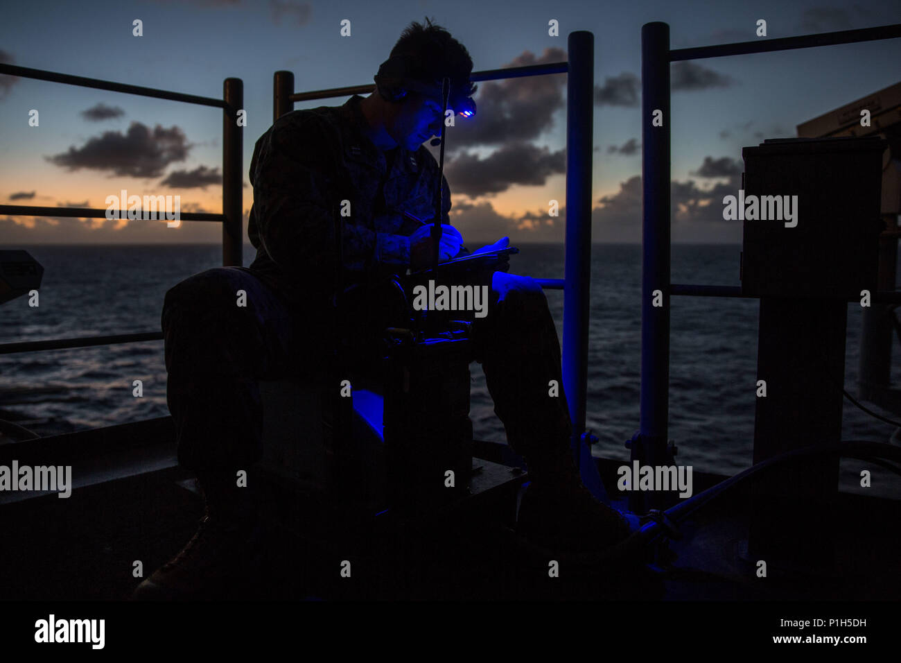 USS MAKIN ISLAND, Oceano Pacifico (31 ottobre 2016) - Capt. Bryan McDonald, il terminale comune centralina di attacco e la potenza di fuoco di controllo 6 del team leader per bracci di supporto Liaison Team C 1° aria Naval spari Liaison Company, undicesimo Marine Expeditionary Unit, coordinate fittizie supporto aria con AV-8B Harriers durante una simulazione di vicino-aria esercizio di supporto condotti a bordo della USS Makin Island (LHD 8) mentre a galla nell'Oceano Pacifico, Ottobre 31, 2016. La missione del leader FCT, chi è un Certified JTAC, è quello di assumere il controllo del diretto e gli altri Marines nell'FCT, che consiste in un giunto Foto Stock