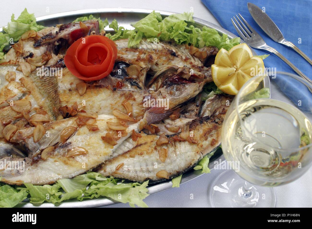Santander; restaurante Las Olas " Playa de (La Maruca); parrillada de  pescado Foto stock - Alamy