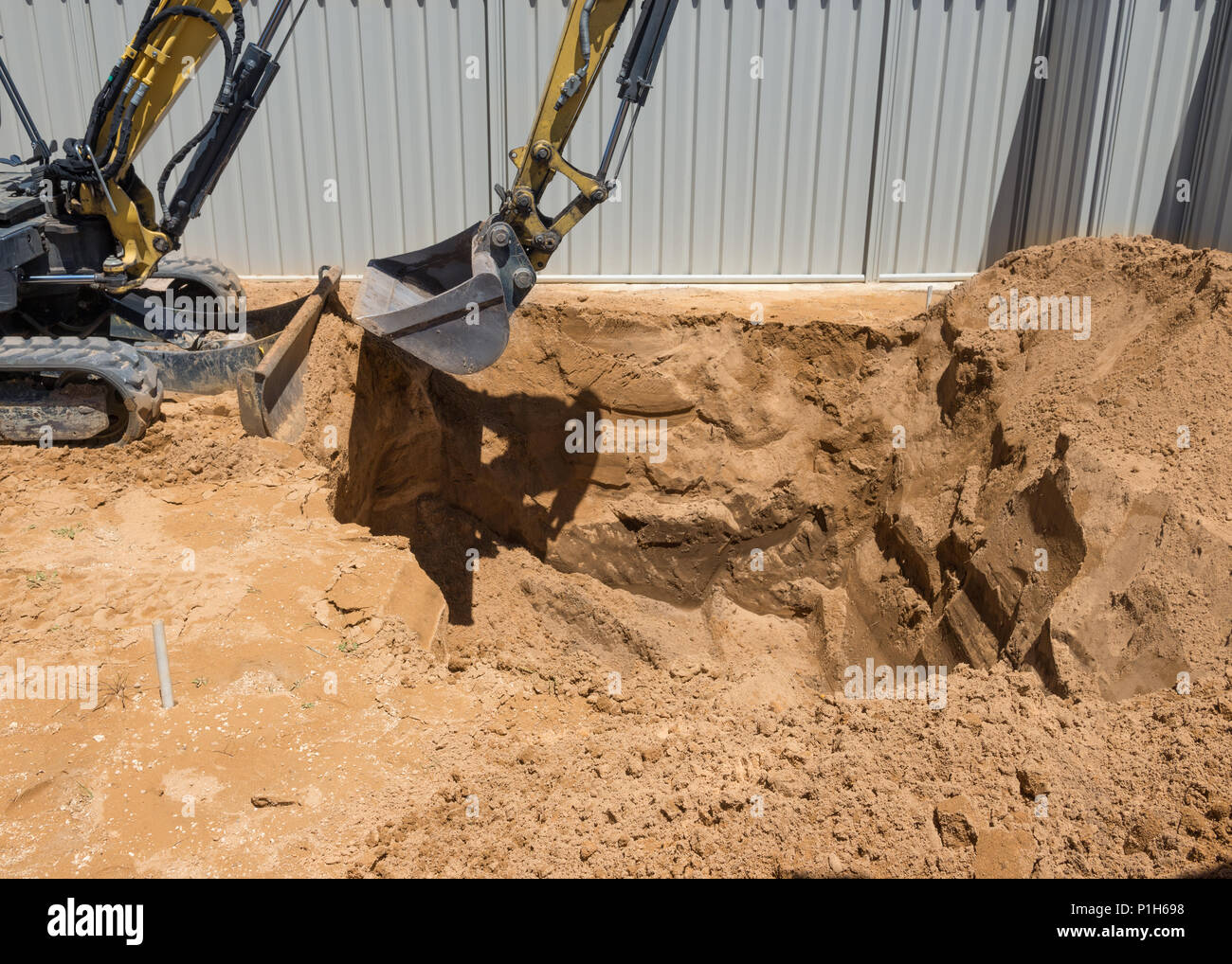 I lavori di scavo per l'installazione di una piscina.Piscina in costruzione. Foto Stock