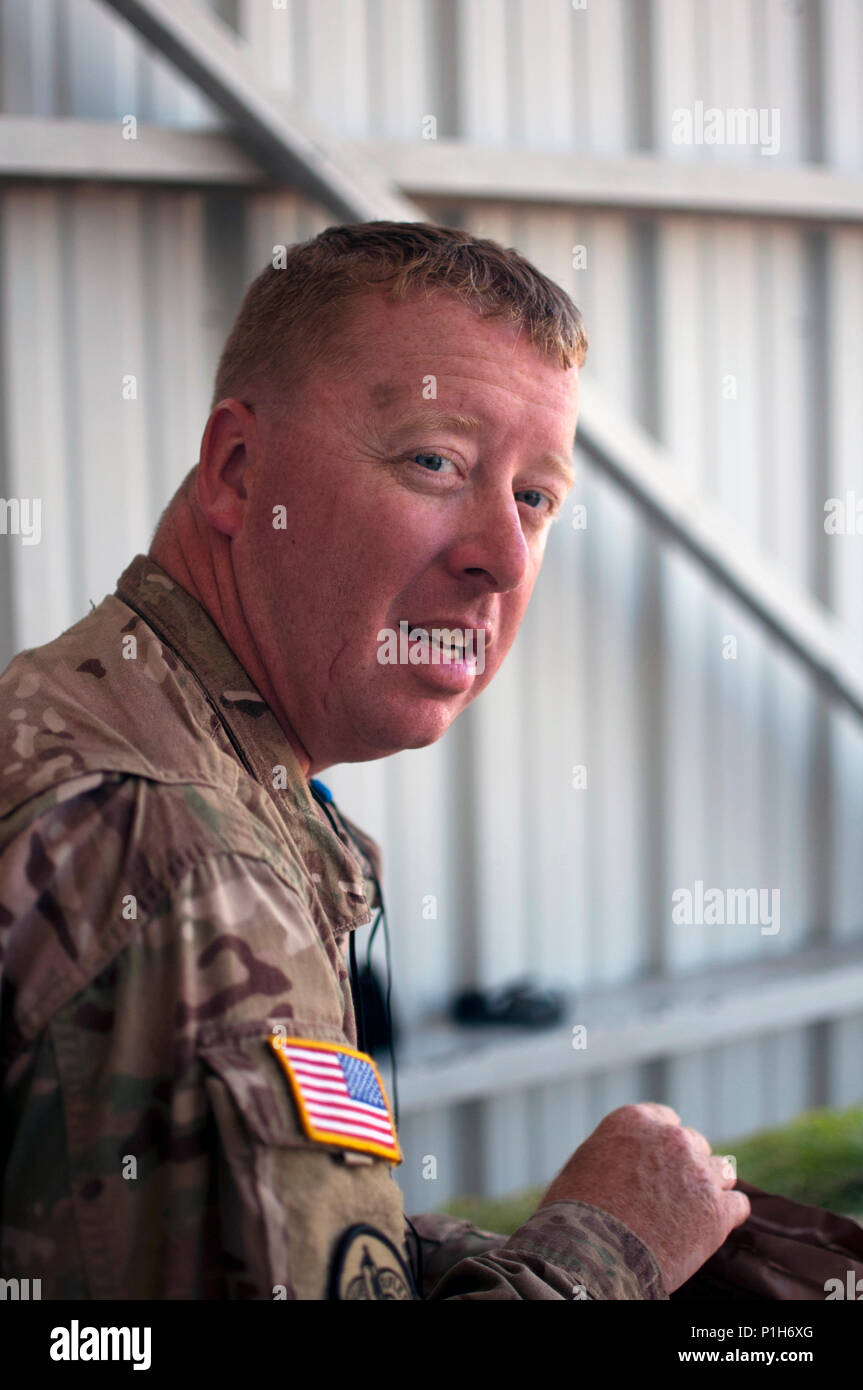 "Unire i militari è stata la cosa giusta da fare per me", ha detto personale Sgt. Christopher Lewis un cappellano assistant con la 316supporto comando (Expeditionary), un esercito di unità di riserva da Coraopolis, Pa.'ho sempre tenuto personalmente ad un alto standard morale ed essendo un assistente Cappellani nell'esercito mi dà la possibilità di rimanere fedele ai miei valori e convinzioni mentre serve i soldati intorno a me", ha aggiunto Lewis. La 316CES è attualmente distribuito a Camp Arifjan in Kuwait a sostegno del primo teatro supporto comando missione di fornire supporto logistico in tutto il CENTCOM area di operatio Foto Stock