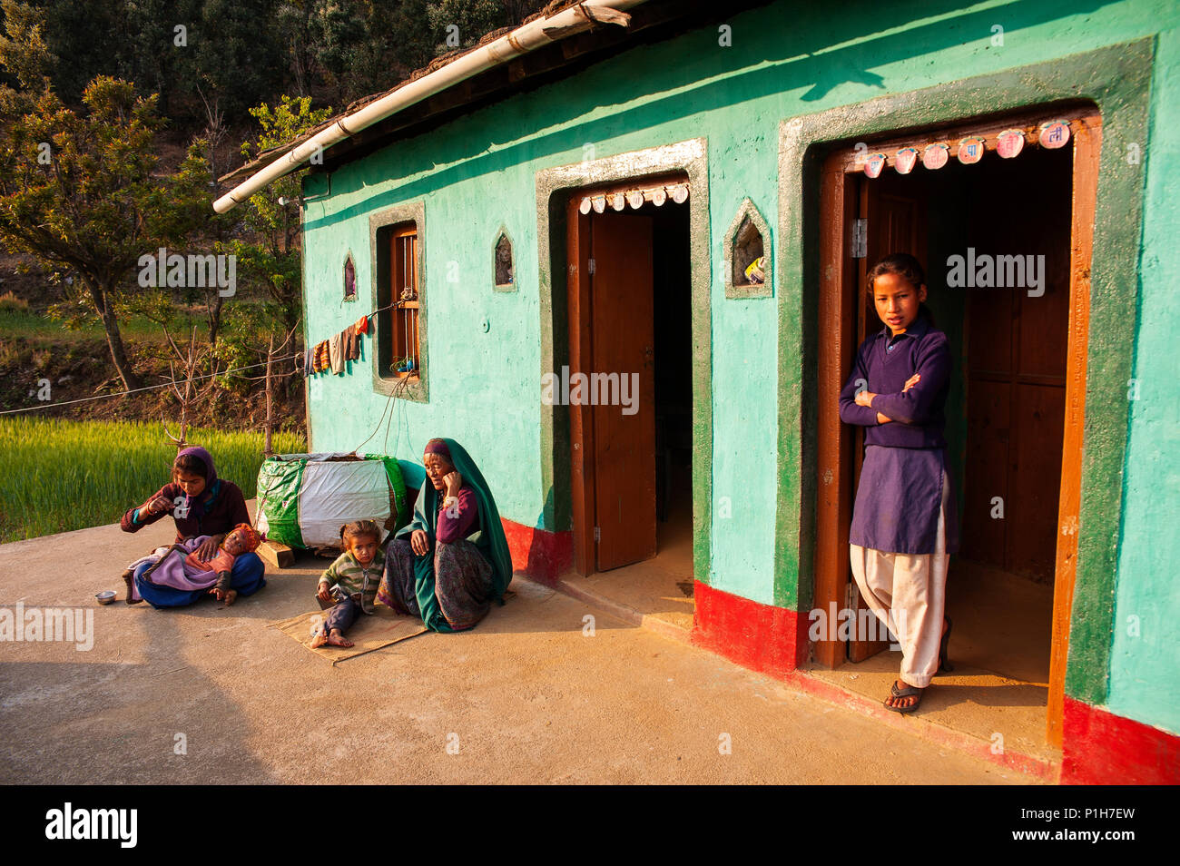 Famiglia indiana che vivono in una casa vicino alla strada forestale a Kala Agar village, Kumaon Hills, Uttarakhand, India Foto Stock