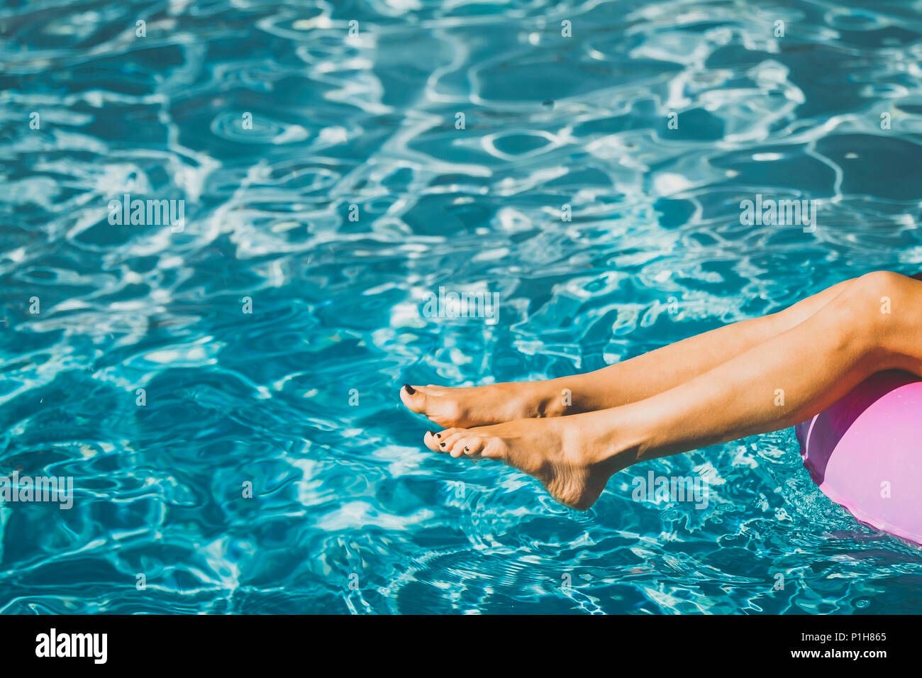 Donna gambe slim in piscina Foto Stock
