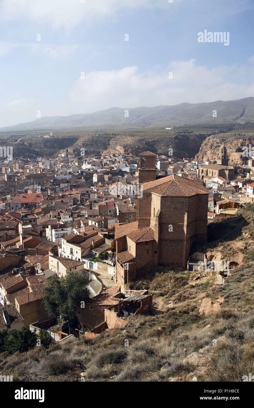 Spagna - LA RIOJA - Rioja Baja (quartiere). Arnedo; vista de pueblo; Iglesia de Santa Eulalia (1er plano) e Iglesia de San Cosme y San Damián al fondo (valle de Cidacos). Foto Stock