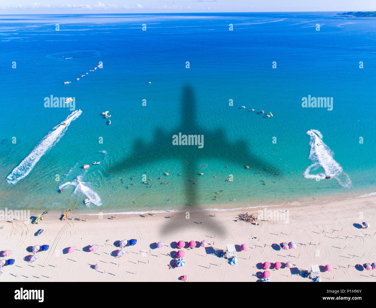 Vista aerea della spiaggia tropicale con il concetto di viaggio Foto Stock