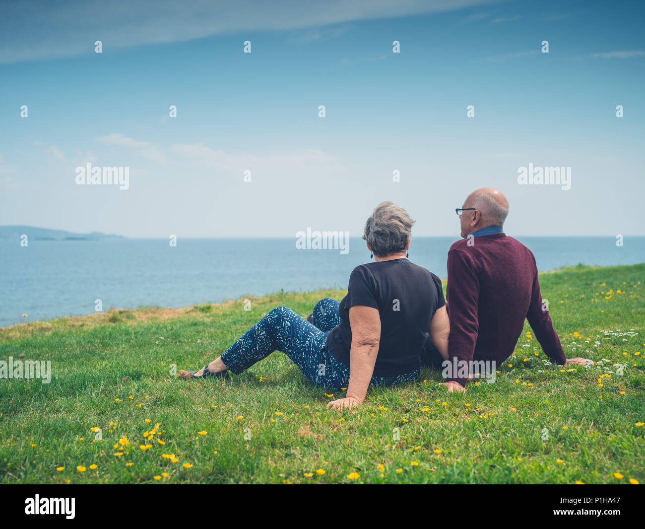 Una coppia senior sono rilassanti sulla costa del mare Foto Stock