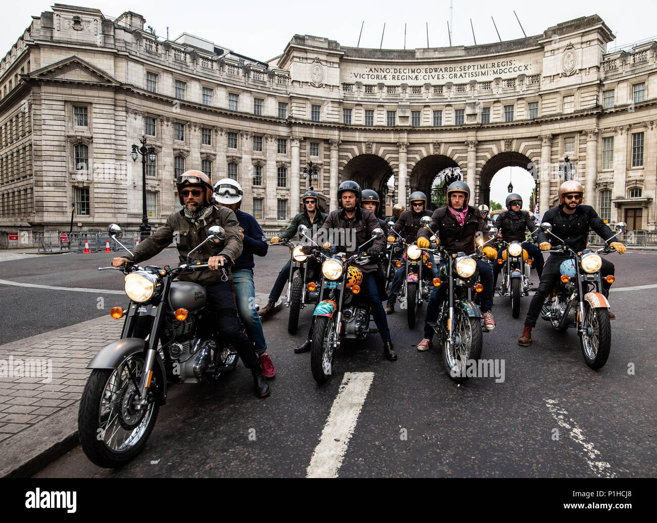 I Concours d'Elephant della Famiglia degli Elefanti sono composti da una flotta personalizzata di biciclette Royal Enfield, vetture Ambassador e un tuk tuk che si sfilano attraverso l'Admiralty Arch durante la fotocall a Londra. PREMERE ASSOCIAZIONE foto. Data foto: Martedì 12 giugno 2018. Una flotta personalizzata di 12 vetture Ambassador, otto moto Royal Enfield, un tuk tuk e un Gujarati Chagda ha costituito il â Concours˜d'Elephant' - una cavalcata di veicoli ispirati al designer, per la prima parte indiani - mentre trenta sculture di elefanti splendidamente decorate saranno sentinella attraverso la capitale, ambasciatori per i loro cugini Foto Stock