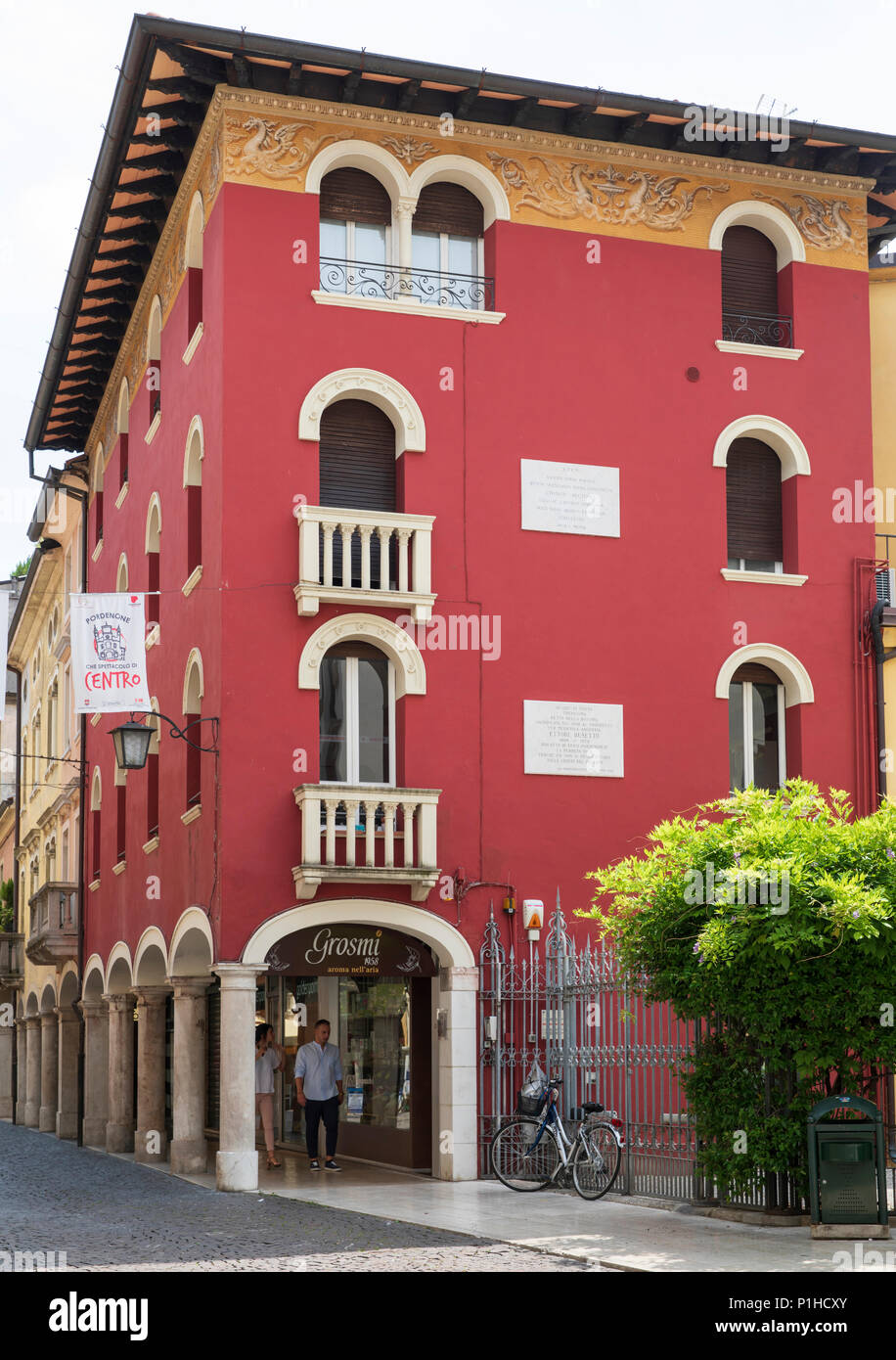 Bel palazzo lungo Corso Vittorio Emanuele II, Pordenone, Italia. Foto Stock