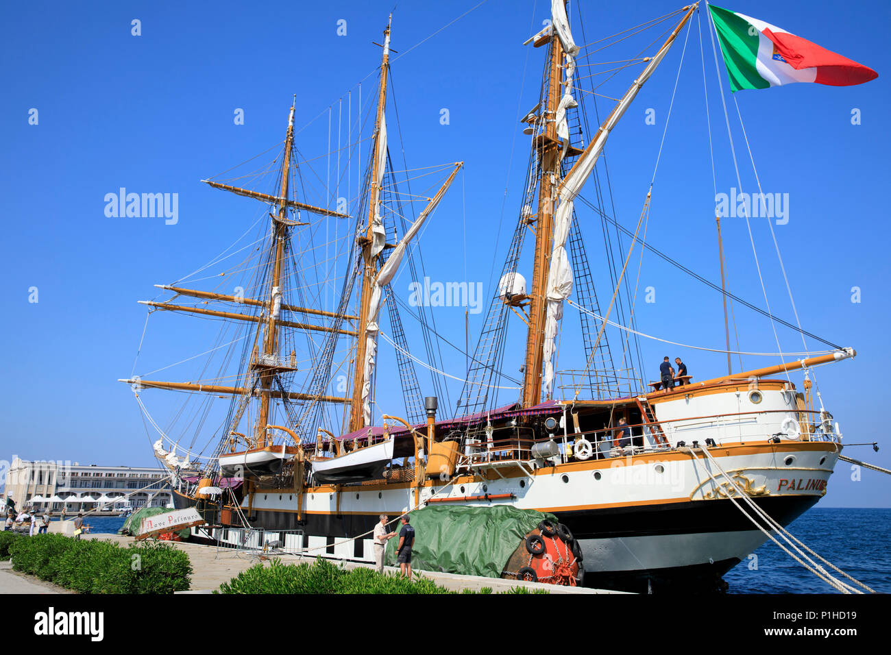 Navata di Palinuro è una tre-masted, ferro-private del picciolo barquentine, attivo come addestramento alla vela di nave per la Marina Militare Italiana. Foto Stock