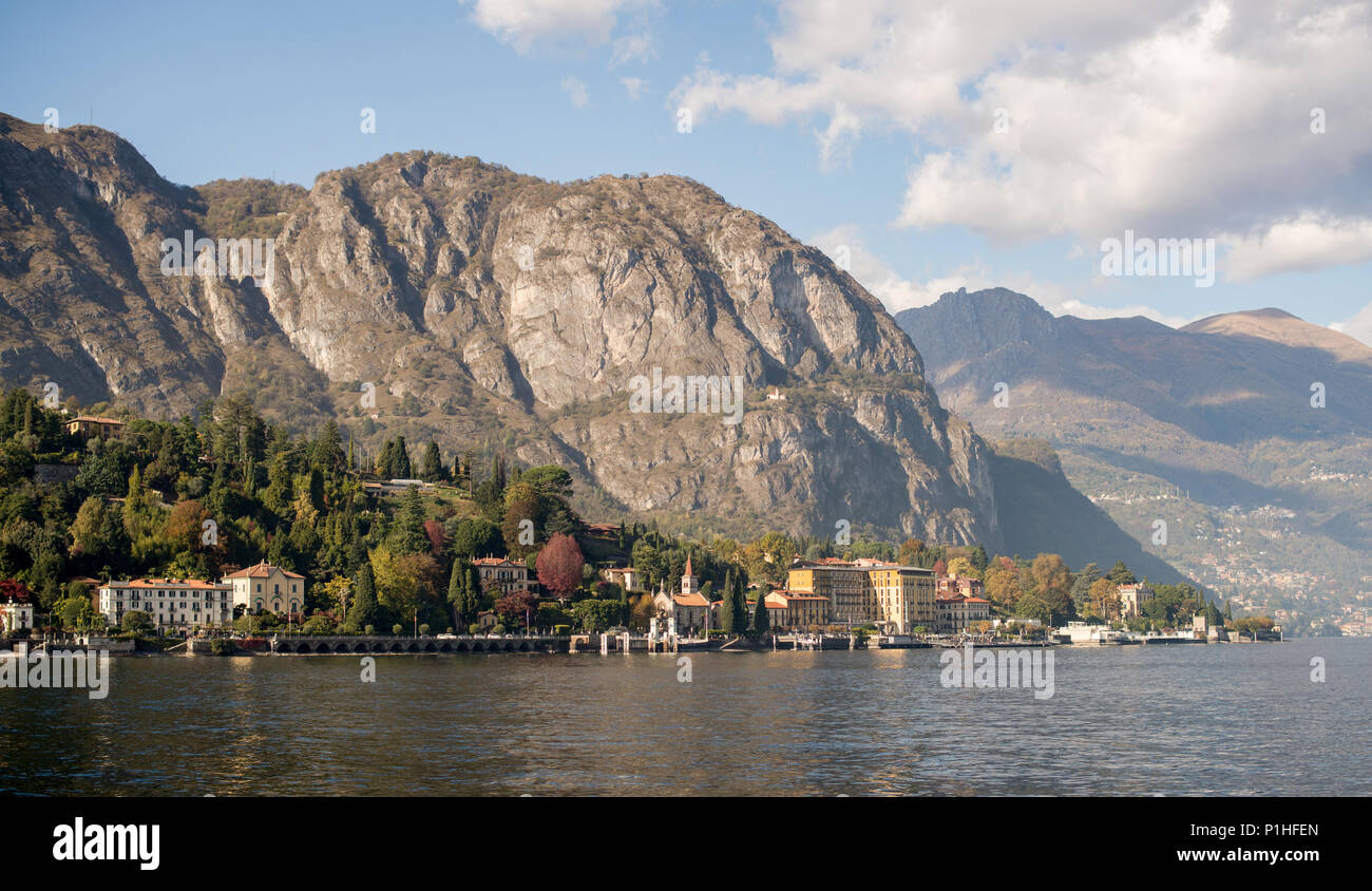 Cadenabbia comunità sul lago di Como, Italia. Vista panoramica del litorale con vecchie case. Foto Stock