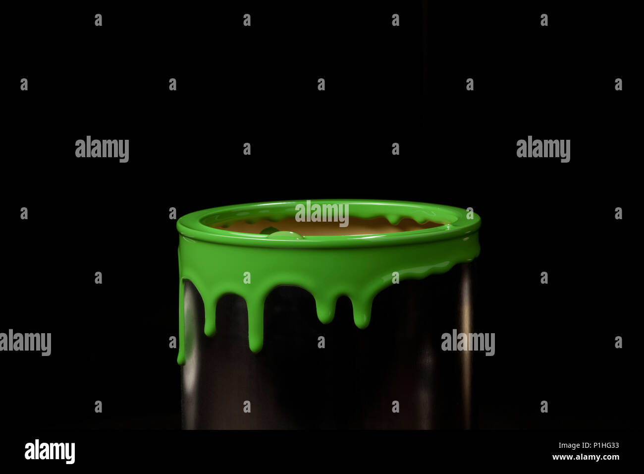 Vernice colorata perde giù sopra la parte di metallo della benna. Isolato su sfondo nero Foto Stock