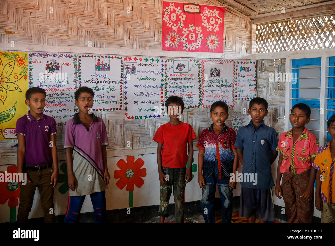 Rohingya i bambini rifugiati frequentare la classe presso una scuola temporanea in Kutupalong Refugee Camp a Ukhiya In Cox bazar, Bangladesh Foto Stock